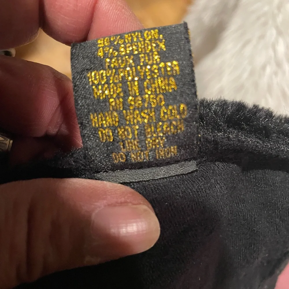 Elegant Black Hooded Cape with Faux Fur Trim - Picture 4 of 4